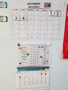 Calendrier collectif affiché au coin regroupement